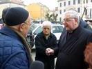 11 Aprile , primo pomeriggio, il vescovo di Tortona, S E Mons  Canessa incontra il parroco Mons Bava nella piazza del municipio