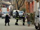 11 Aprile, I vigili del fuoco perlustrano il paese per valutare la situazione di pericolo